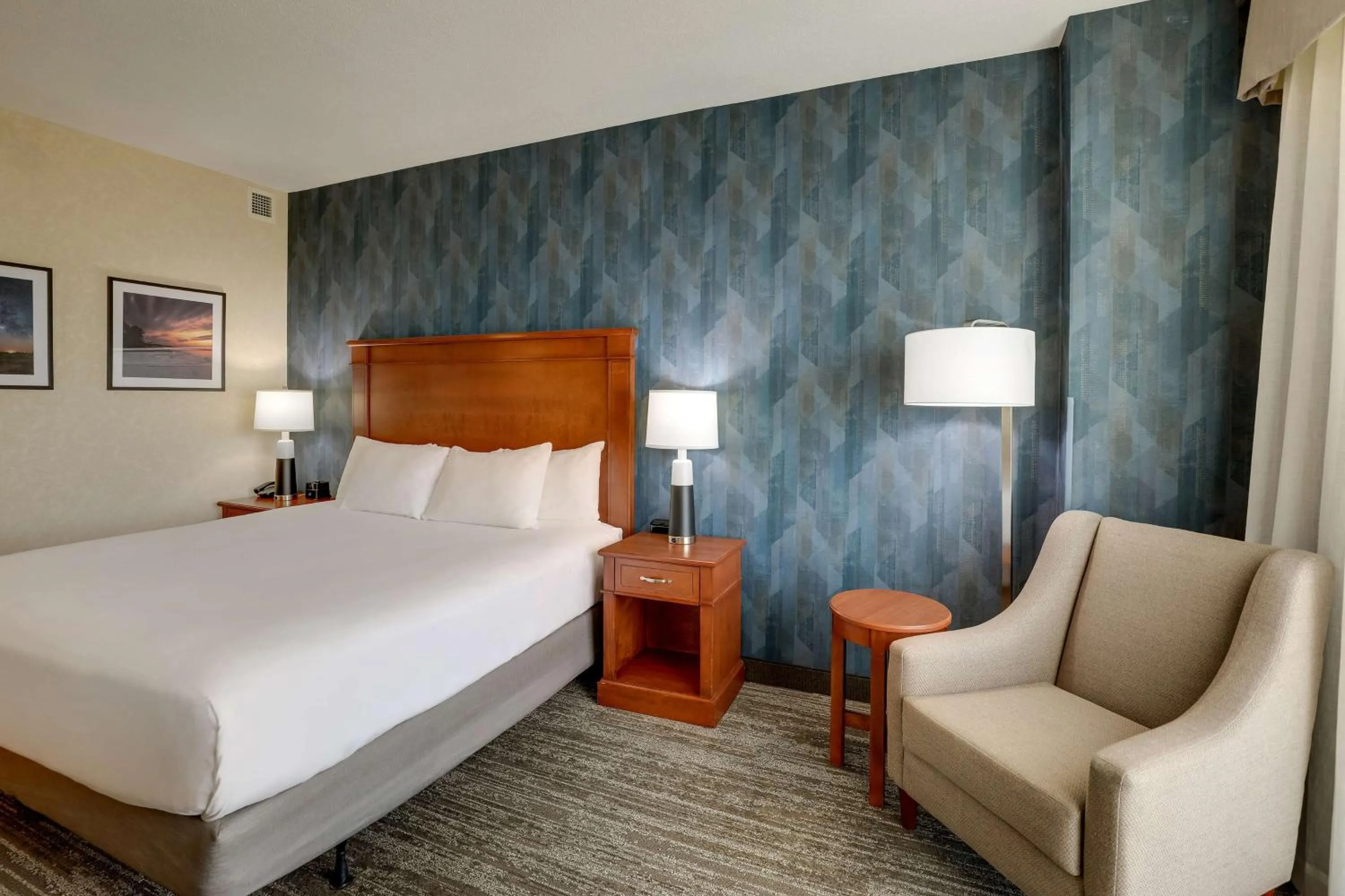 Bedroom, Bed in Drury Plaza Hotel Mt Vernon