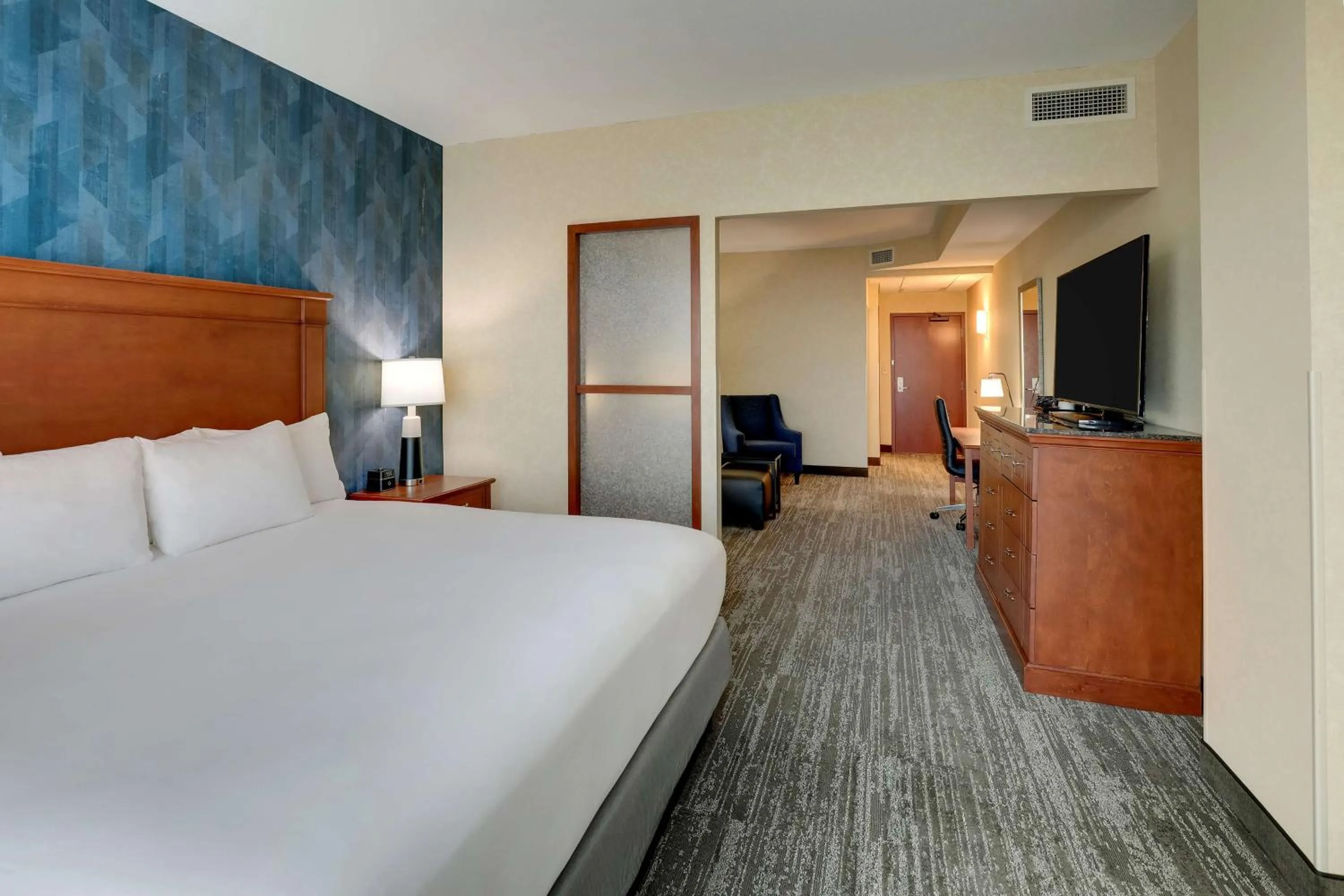 Bedroom, Bed in Drury Plaza Hotel Mt Vernon