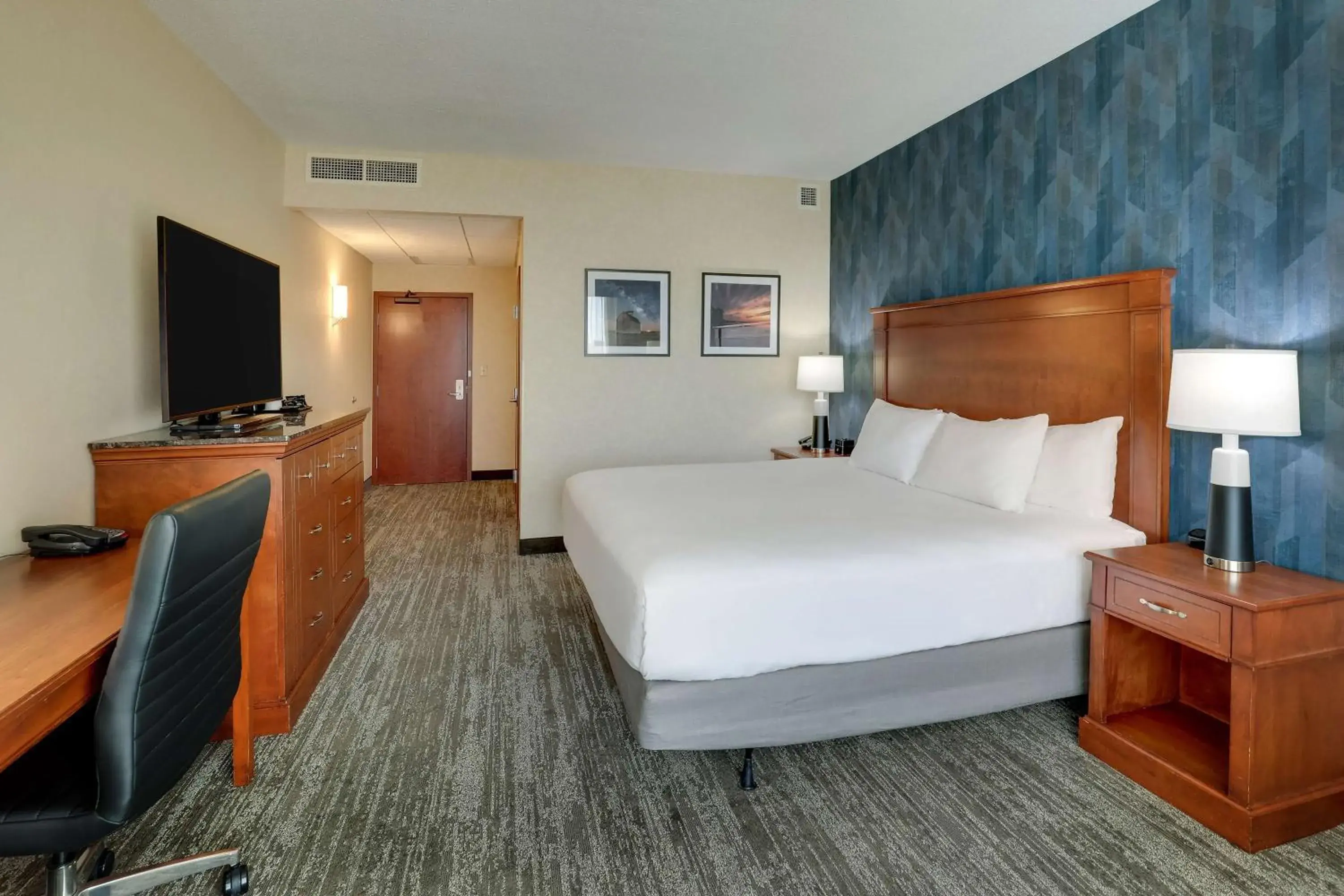 Superior King Room - Accessible, Tub in Drury Plaza Hotel Mt Vernon Superior King Room - Accessible, Tub in Drury Plaza Hotel Mt Vernon