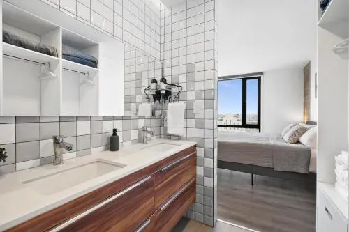 Downtown Apartment with Balcony City View, Gym & Lounge