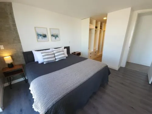 Downtown Apartment with Balcony City View, Gym & Lounge