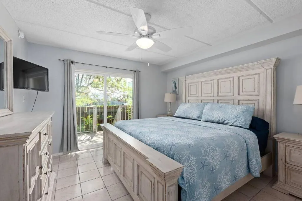 Bed in 2 Bed 2 Bath 1st Fl Condo By Beach w Washer Dryer