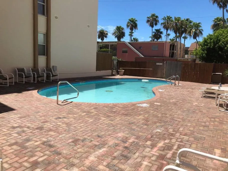 2 Bed 2 Bath 1st Fl Condo By Beach w Washer Dryer