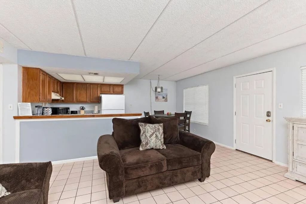 2 Bed 2 Bath 1st Fl Condo By Beach w Washer Dryer
