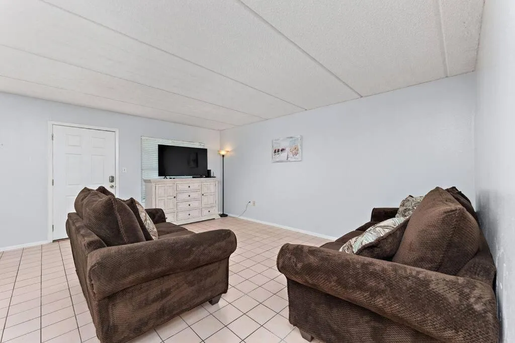2 Bed 2 Bath 1st Fl Condo By Beach w Washer Dryer