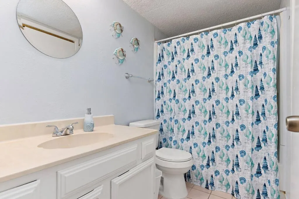 2 Bed 2 Bath 1st Fl Condo By Beach w Washer Dryer