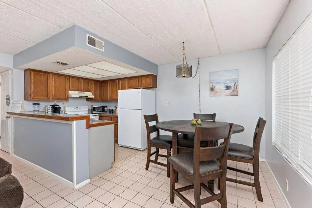 2 Bed 2 Bath 1st Fl Condo By Beach w Washer Dryer