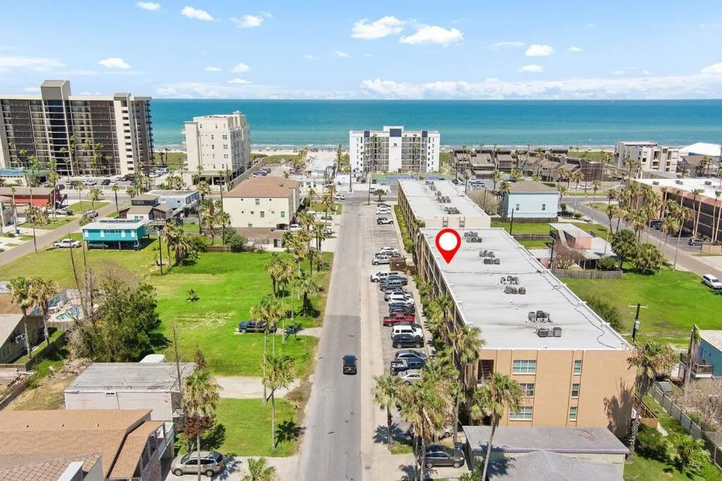 2 Bed 2 Bath 1st Fl Condo By Beach w Washer Dryer
