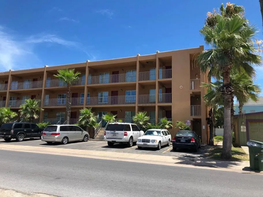 2 Bed 2 Bath 1st Fl Condo By Beach w Washer Dryer