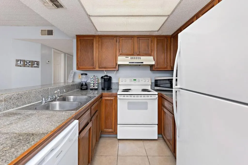 2 Bed 2 Bath 1st Fl Condo By Beach w Washer Dryer