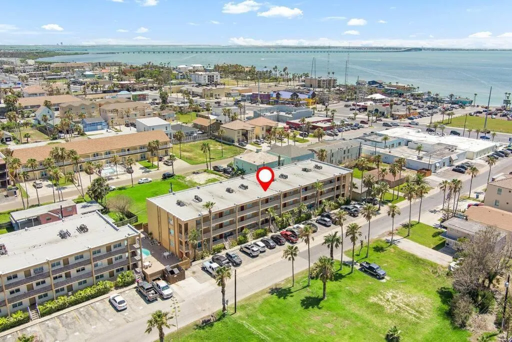 2 Bed 2 Bath 1st Fl Condo By Beach w Washer Dryer