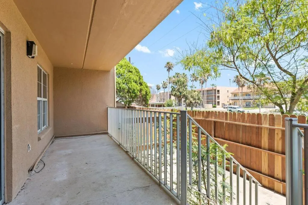 2 Bed 2 Bath 1st Fl Condo By Beach w Washer Dryer