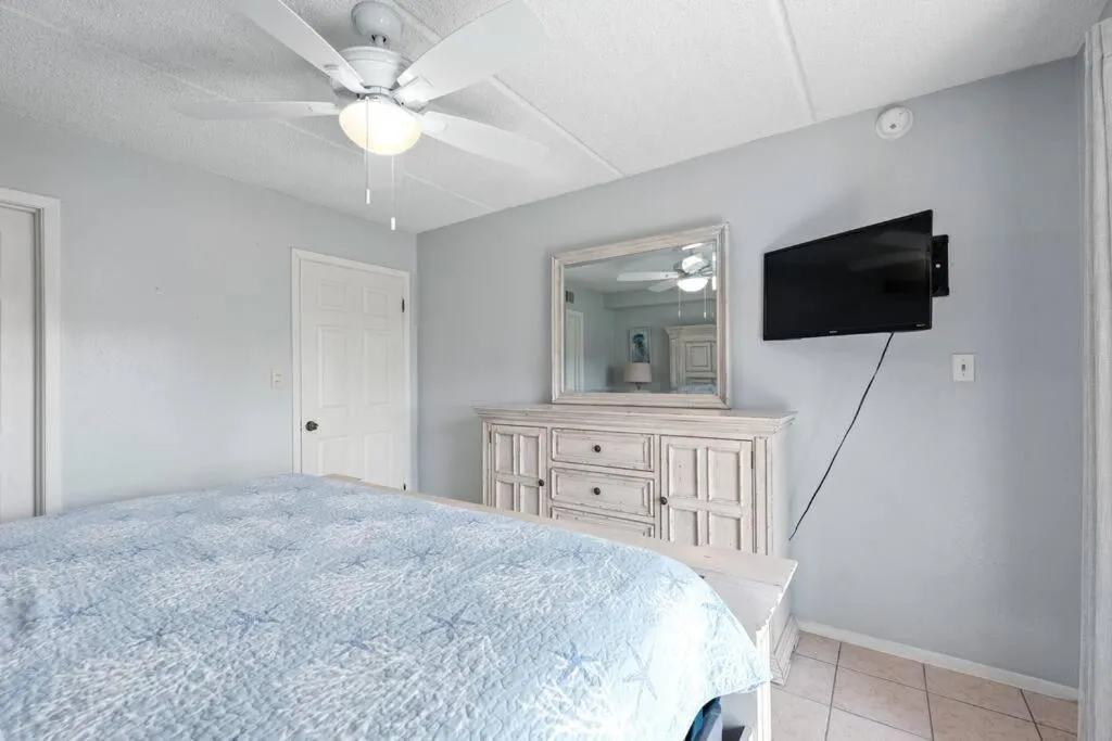 Bed in 2 Bed 2 Bath 1st Fl Condo By Beach w Washer Dryer
