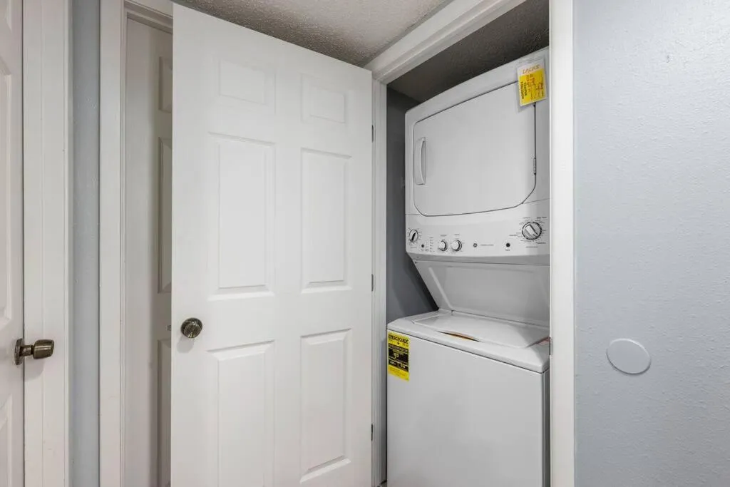 2 Bed 2 Bath 1st Fl Condo By Beach w Washer Dryer