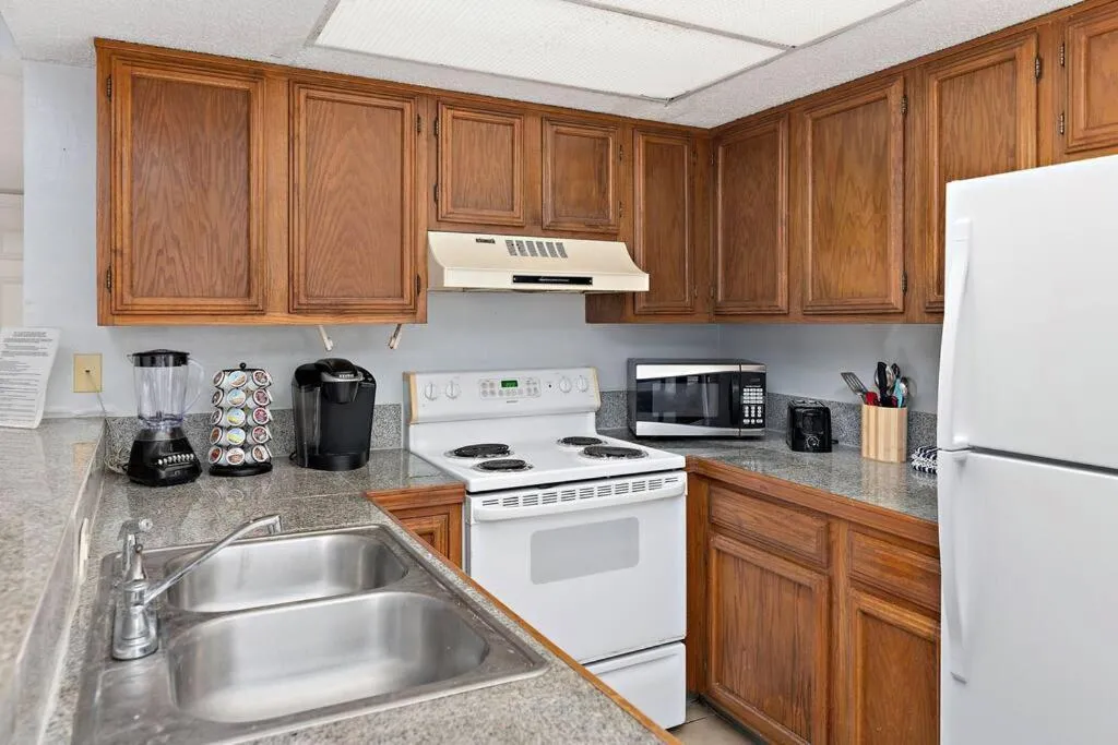 2 Bed 2 Bath 1st Fl Condo By Beach w Washer Dryer