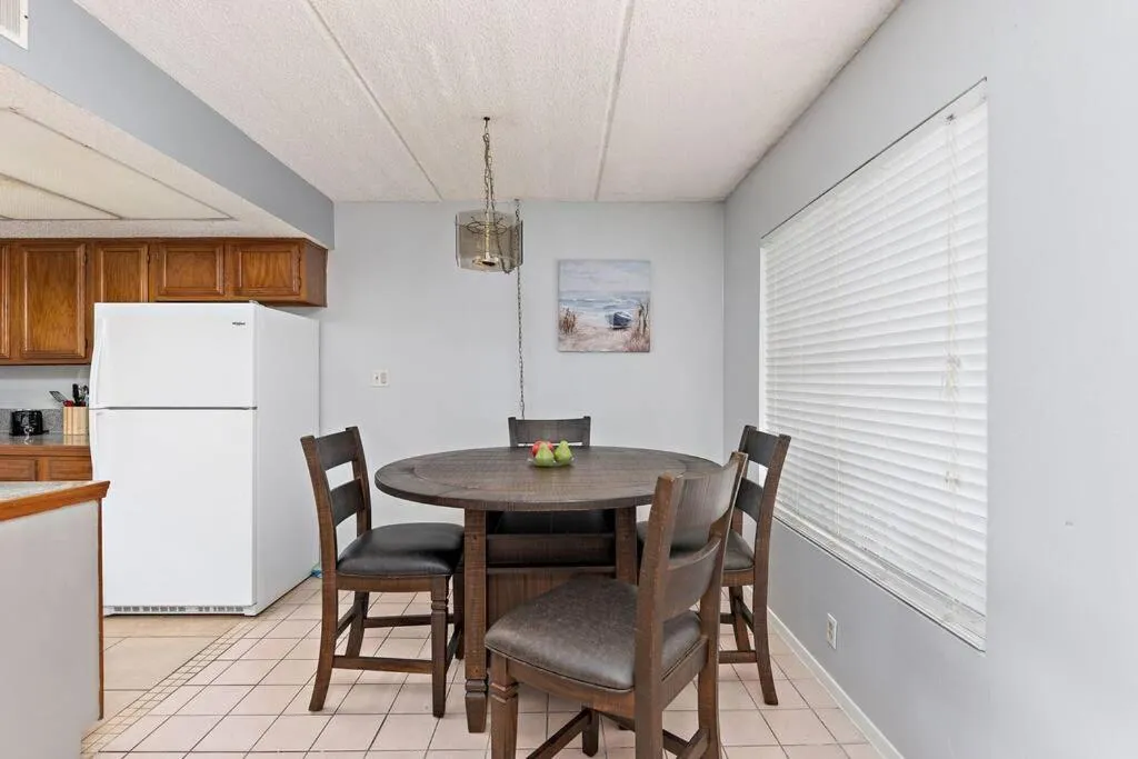 2 Bed 2 Bath 1st Fl Condo By Beach w Washer Dryer