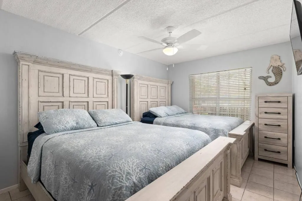 Bed in 2 Bed 2 Bath 1st Fl Condo By Beach w Washer Dryer