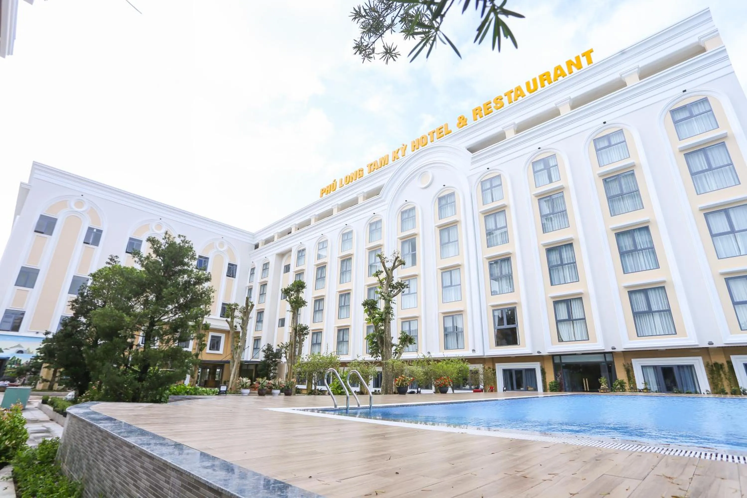 Property building in Phú Long Tam Kỳ Hotel & Restaurant
