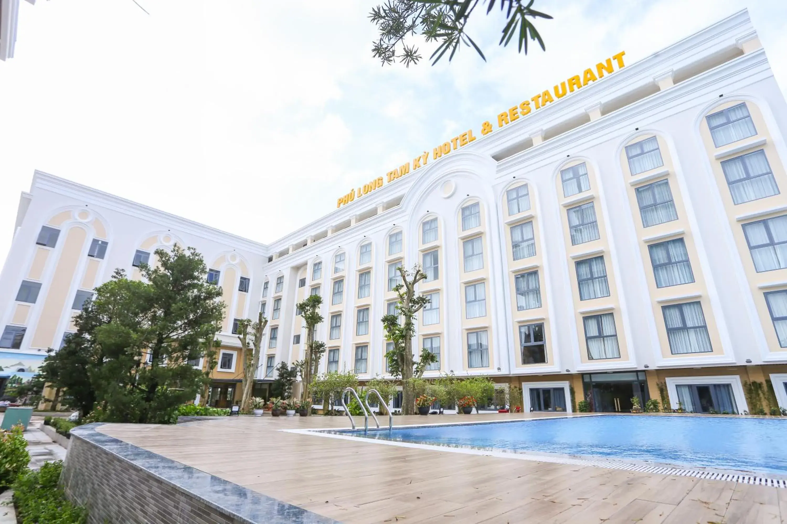 Property building in Phú Long Tam Kỳ Hotel & Restaurant Property building in Phú Long Tam Kỳ Hotel & Restaurant
