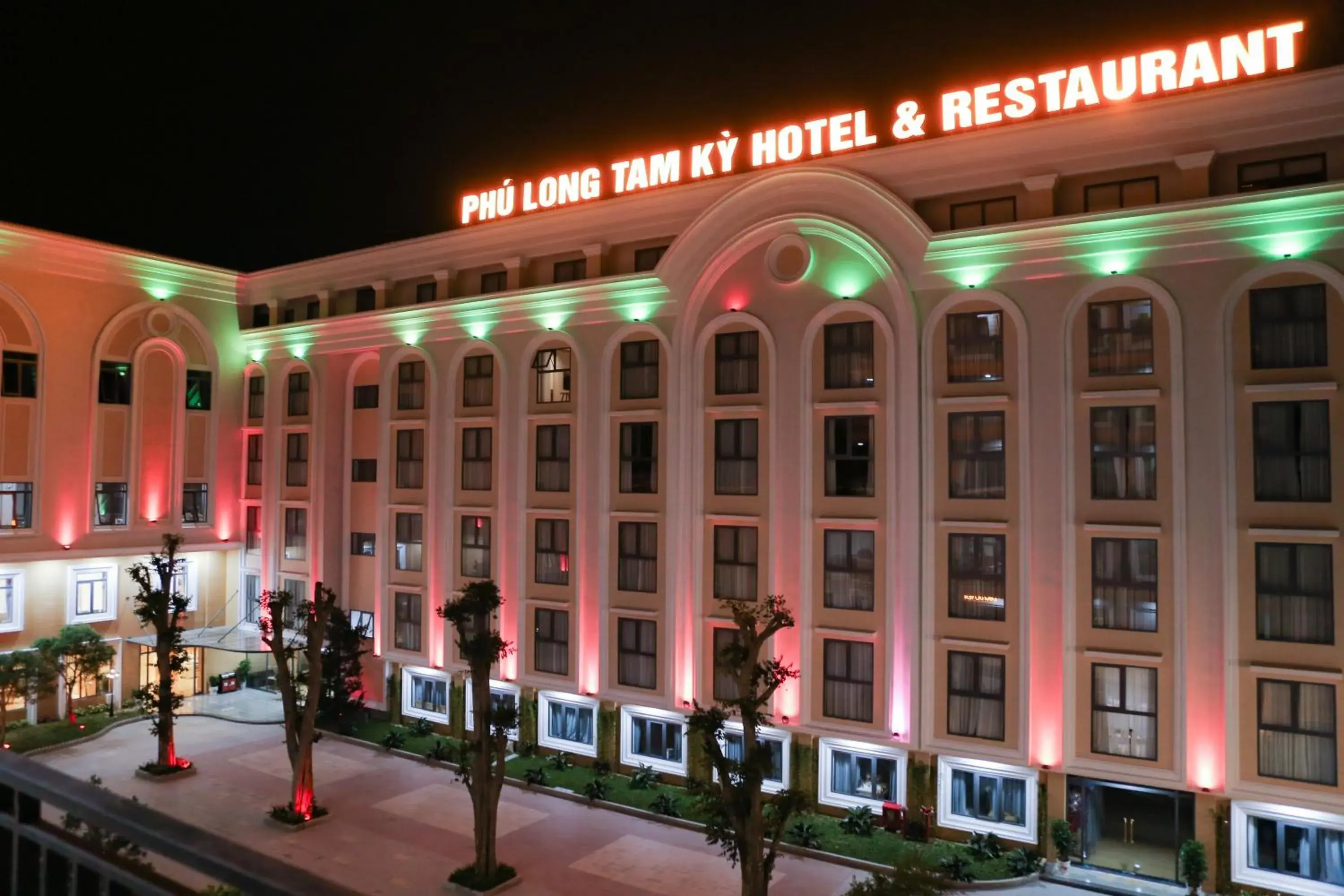 Property building in Phú Long Tam Kỳ Hotel & Restaurant Property building in Phú Long Tam Kỳ Hotel & Restaurant