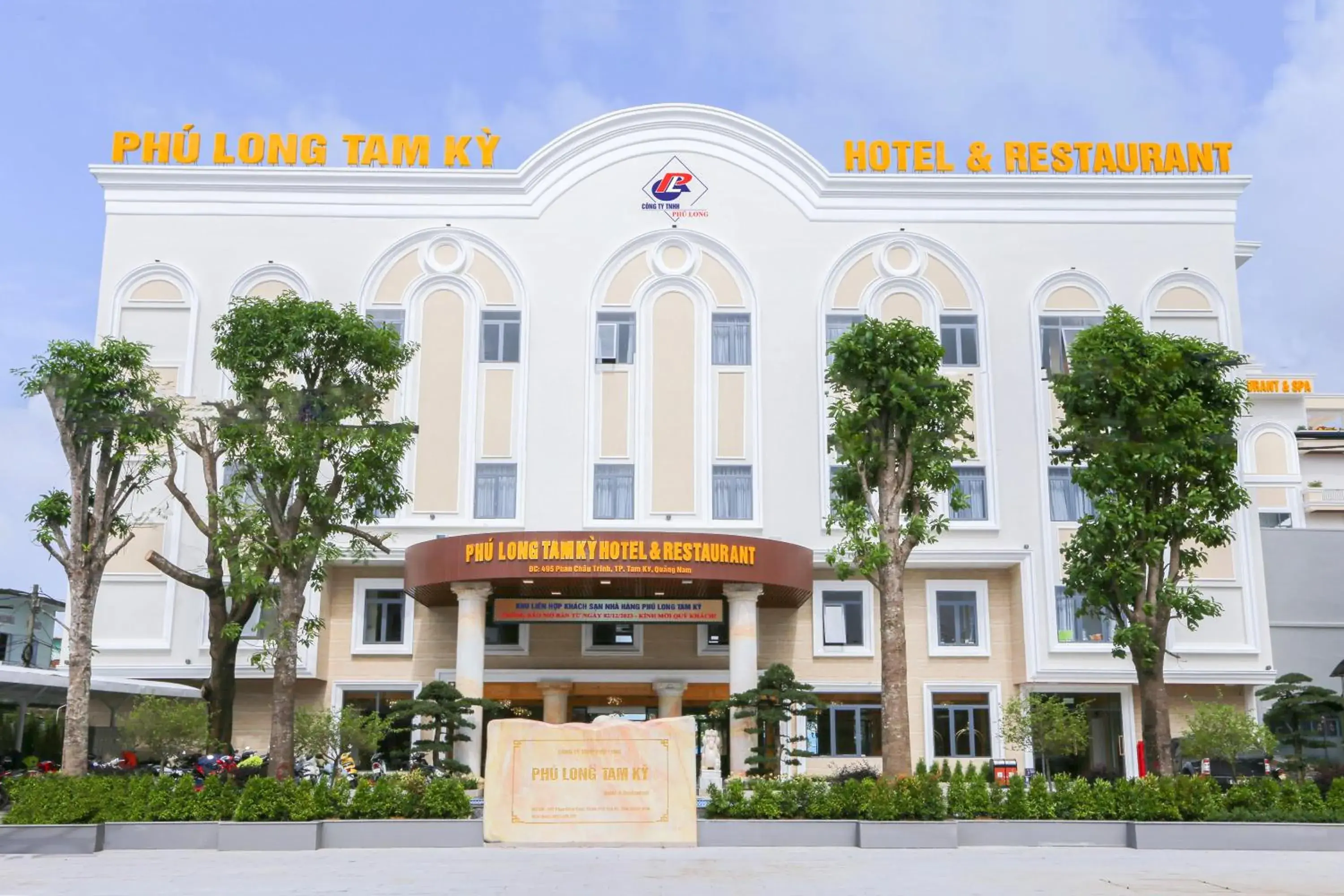 Property building in Phú Long Tam Kỳ Hotel & Restaurant Property building in Phú Long Tam Kỳ Hotel & Restaurant