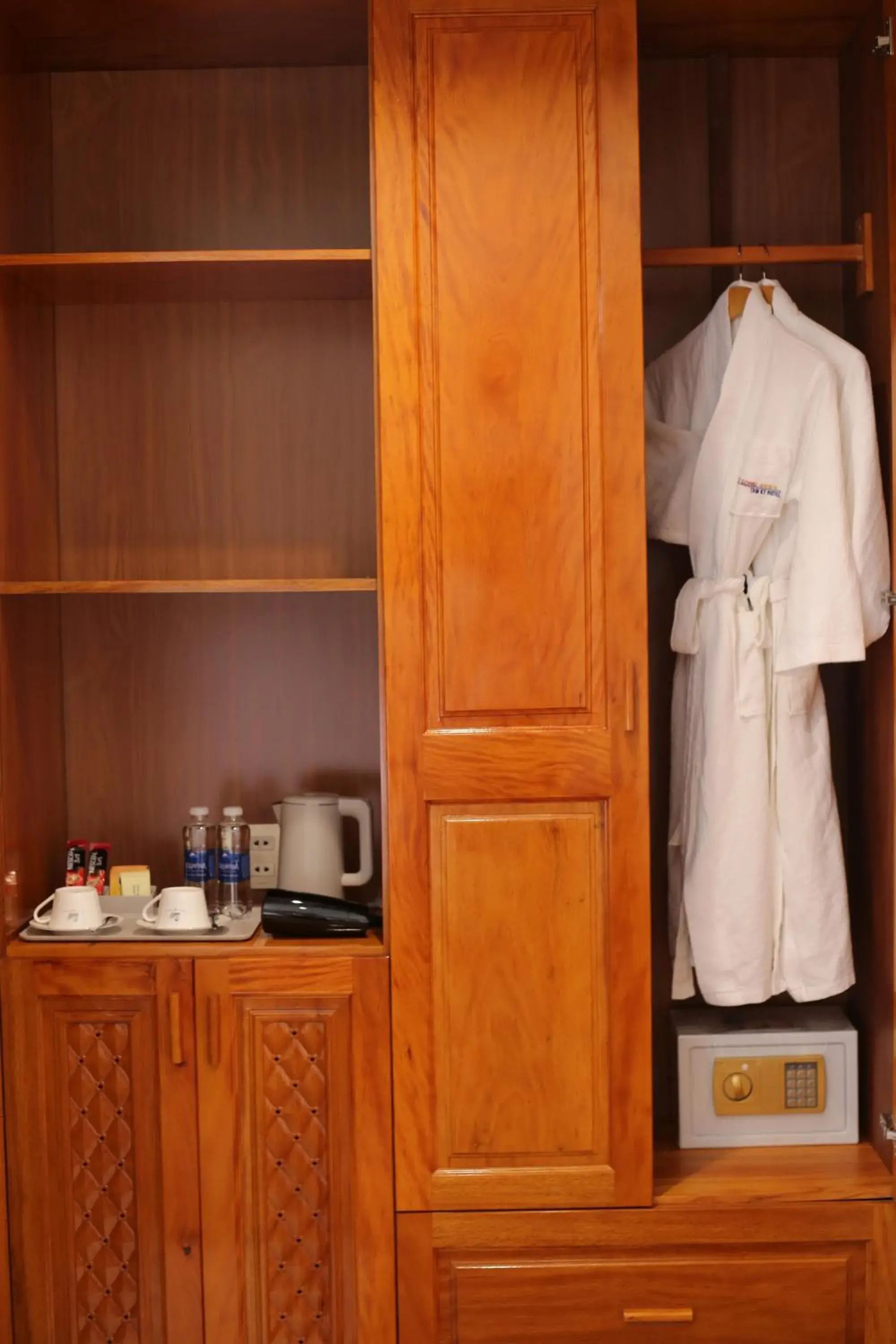 wardrobe in Phú Long Tam Kỳ Hotel & Restaurant wardrobe in Phú Long Tam Kỳ Hotel & Restaurant