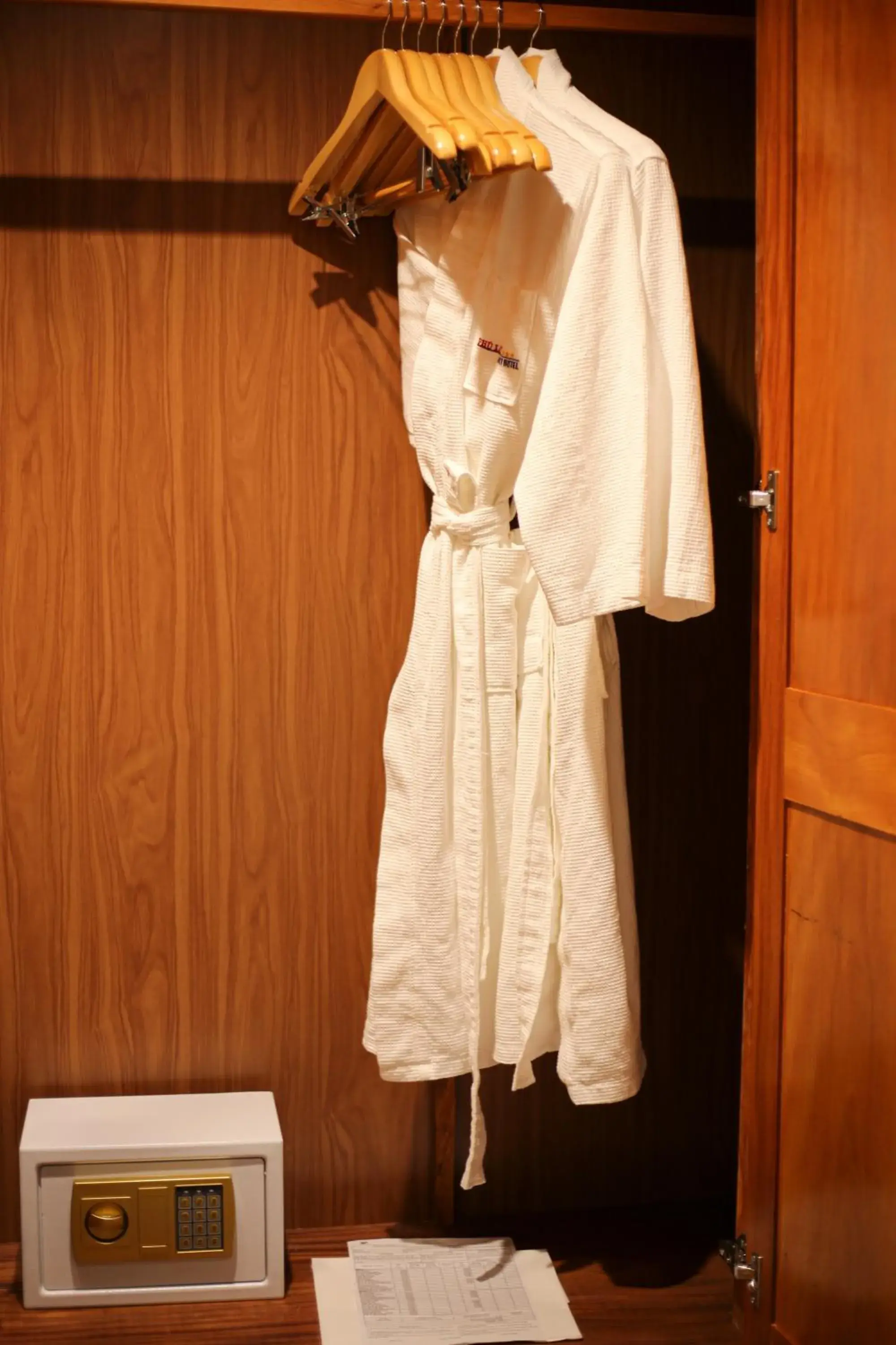 wardrobe in Phú Long Tam Kỳ Hotel & Restaurant wardrobe in Phú Long Tam Kỳ Hotel & Restaurant