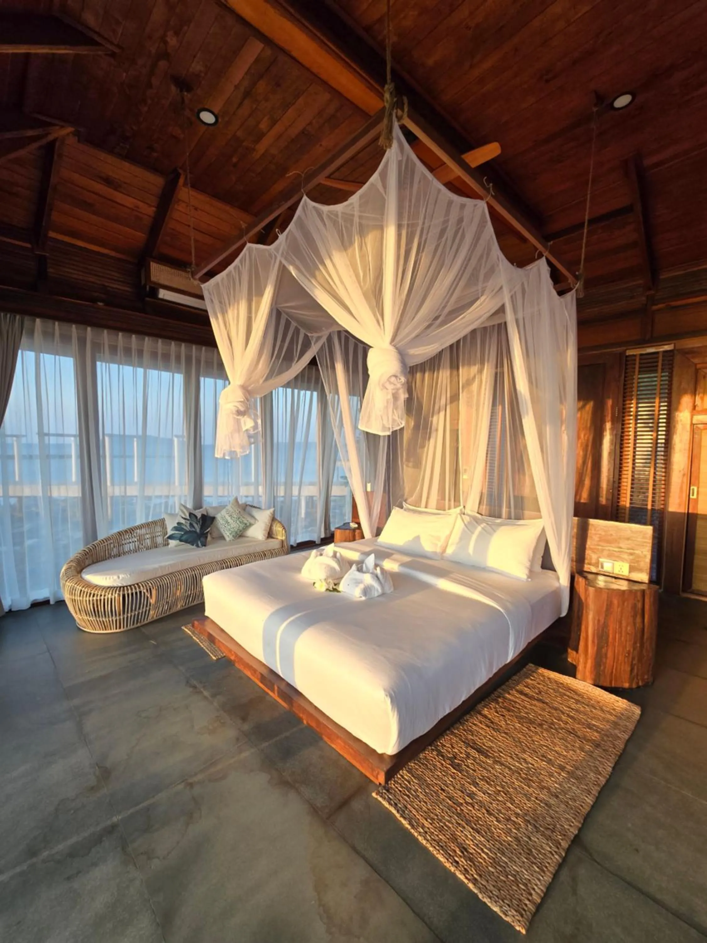 Photo of the whole room, Bed in Full Moon Private Island