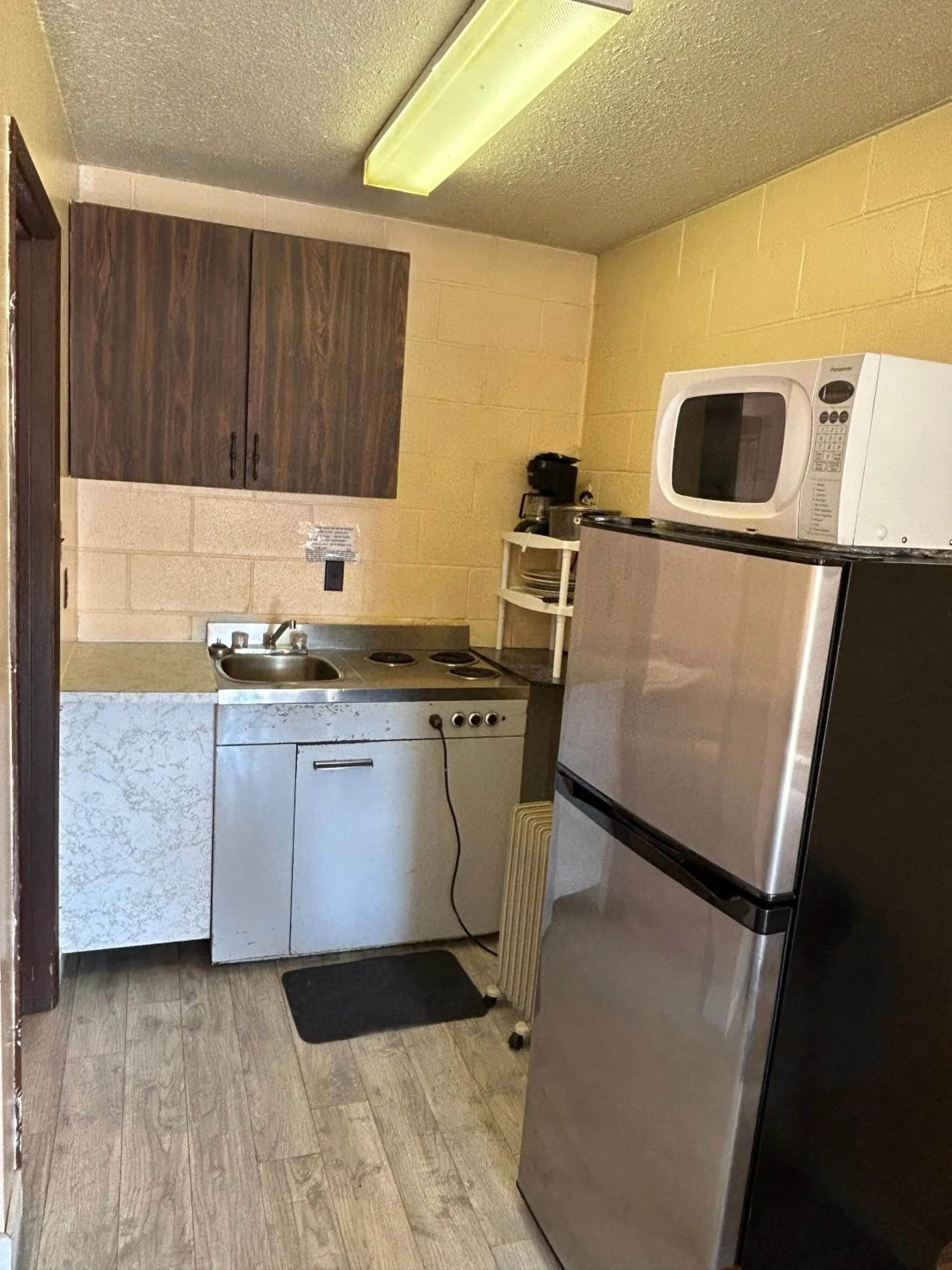 Kitchen or kitchenette in Road Runner Motel Merritt BC