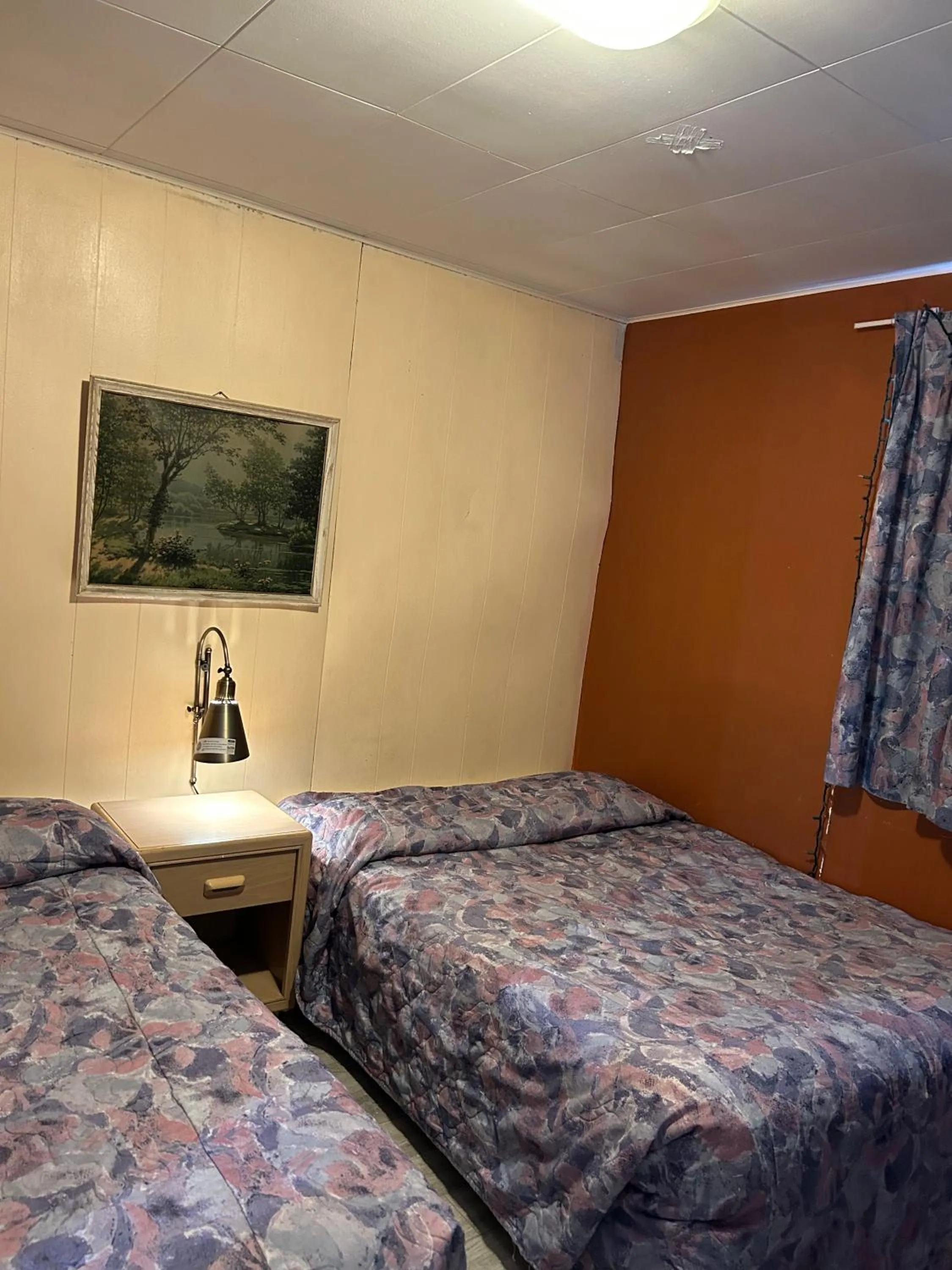 Bedroom in Road Runner Motel Merritt BC