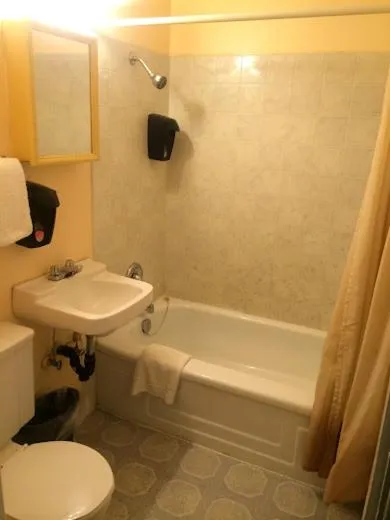 Shower in Road Runner Motel Merritt BC