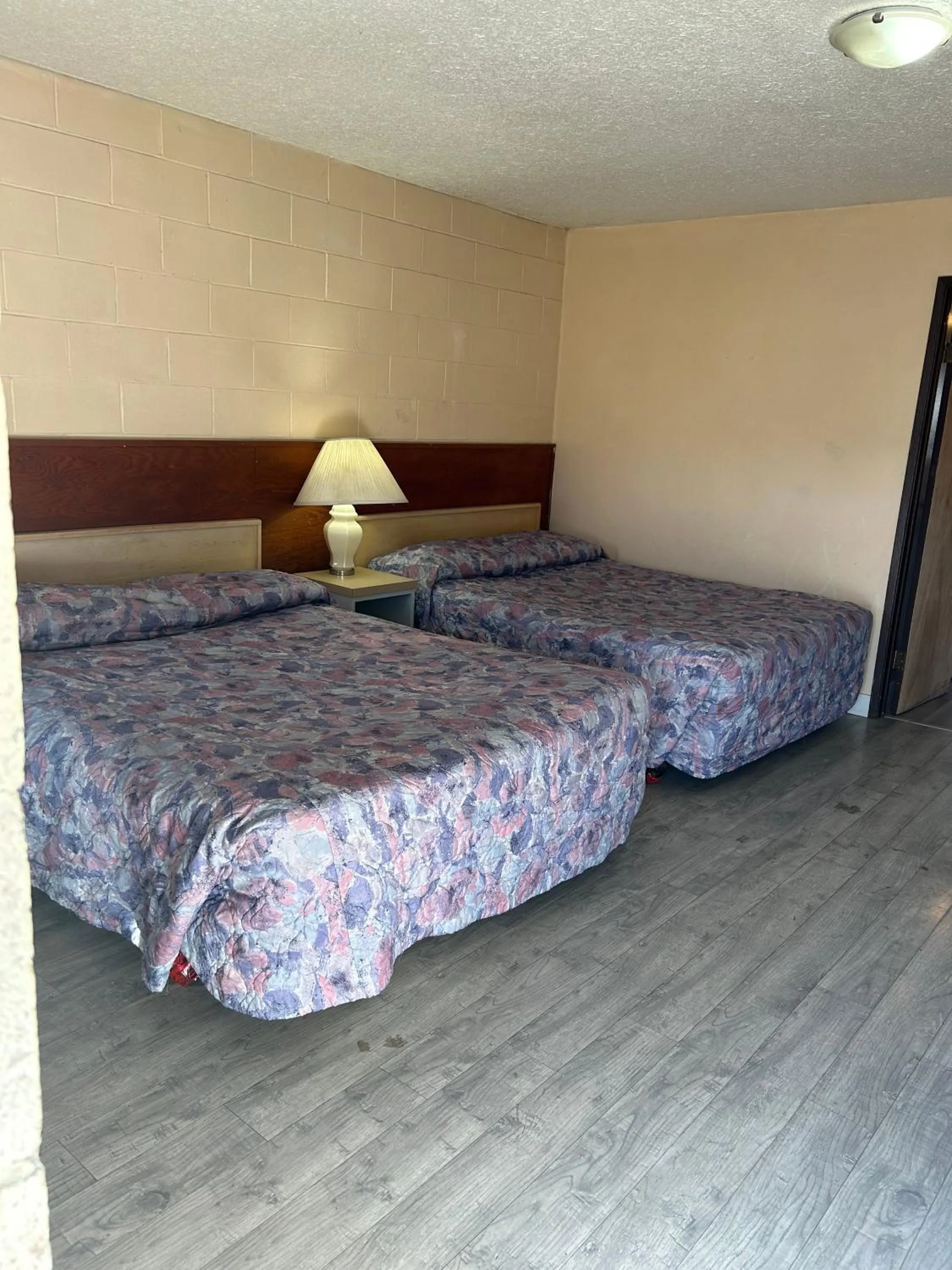 Bed in Road Runner Motel Merritt BC