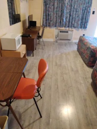 TV and multimedia in Road Runner Motel Merritt BC