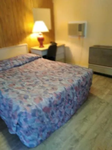 Bed in Road Runner Motel Merritt BC
