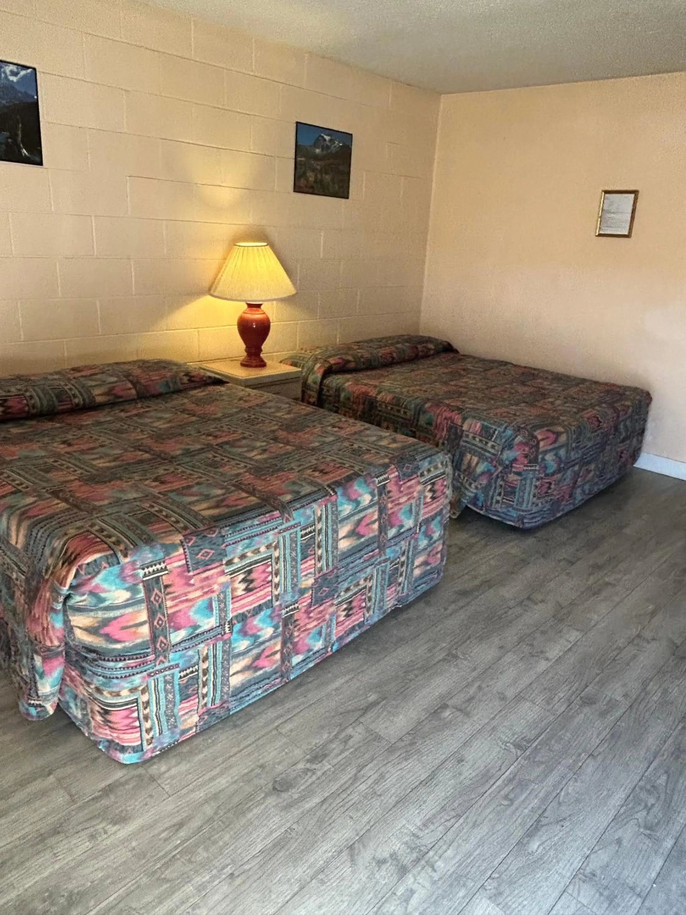 Bedroom in Road Runner Motel Merritt BC