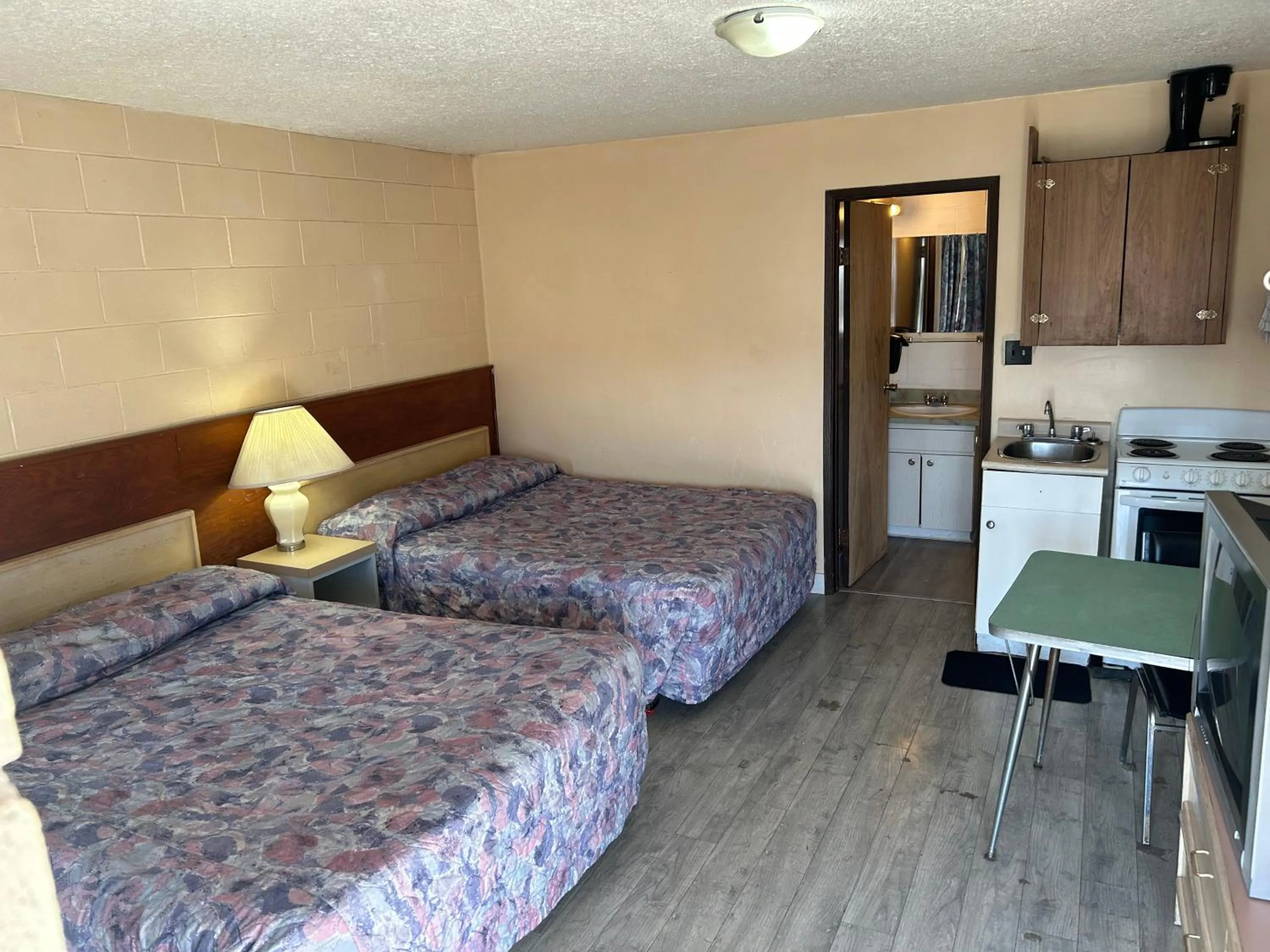 Bed in Road Runner Motel Merritt BC