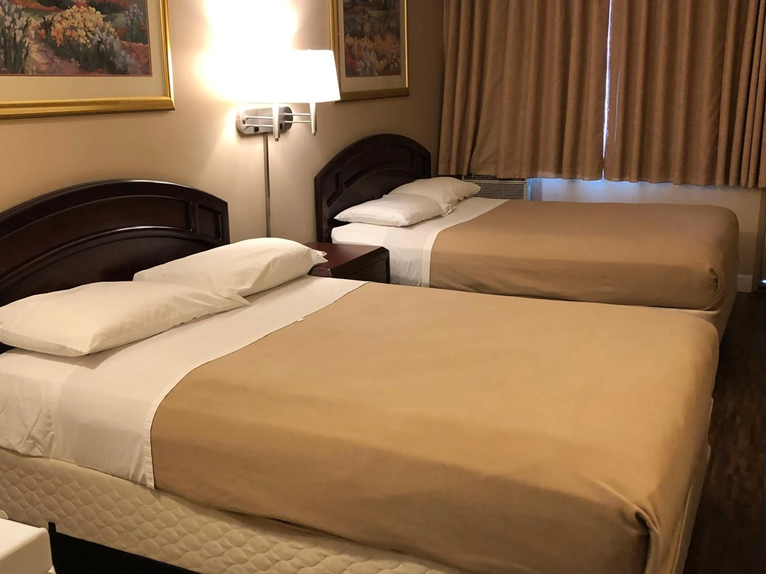 Bed in Travellers Inn