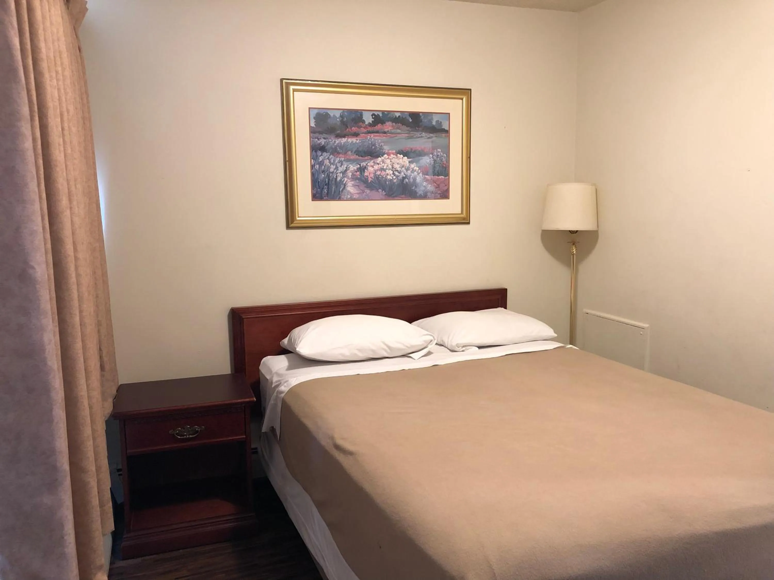 Bed in Travellers Inn