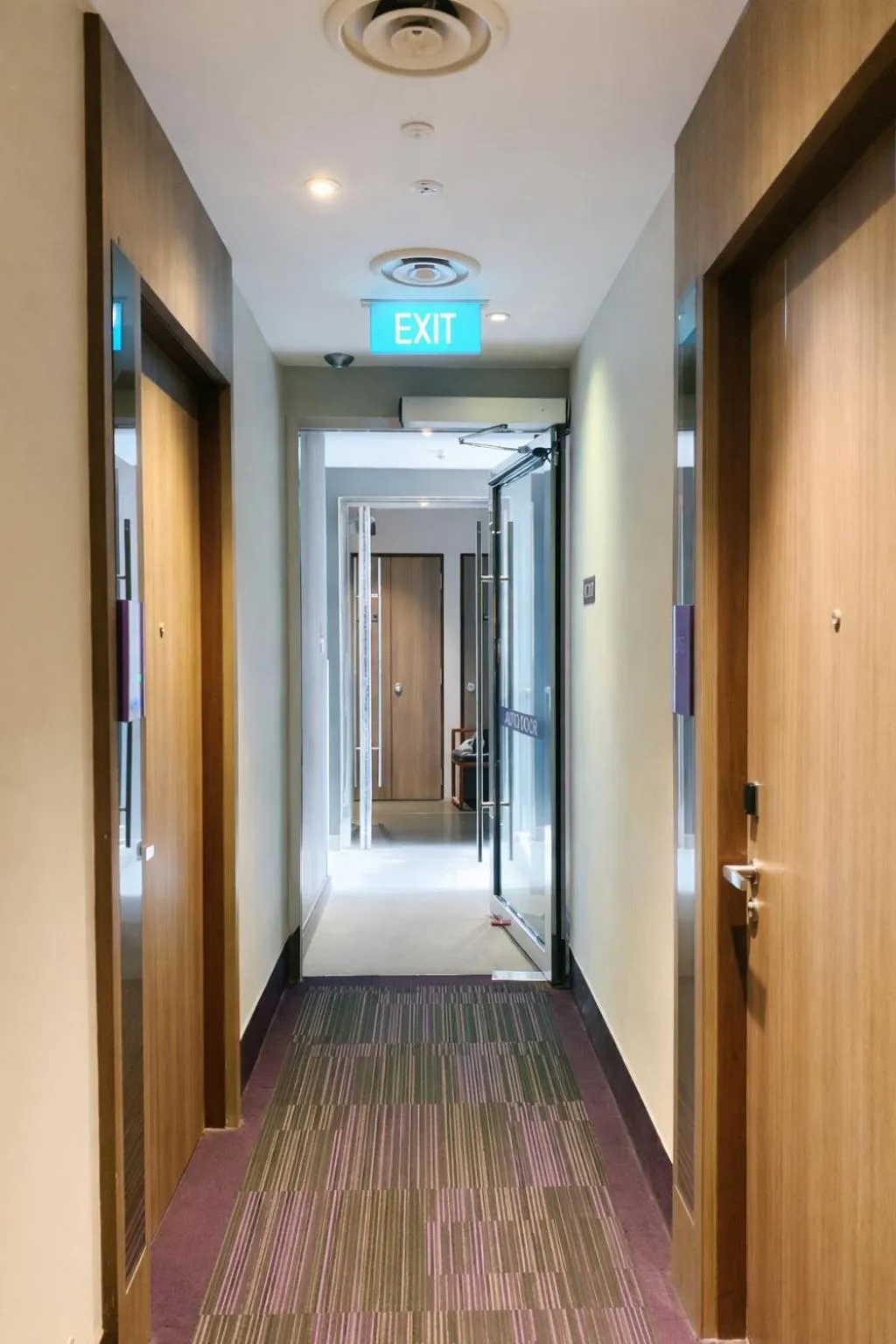 Amrise Hotel Kitchener, Check In 9PM, Check Out 8AM