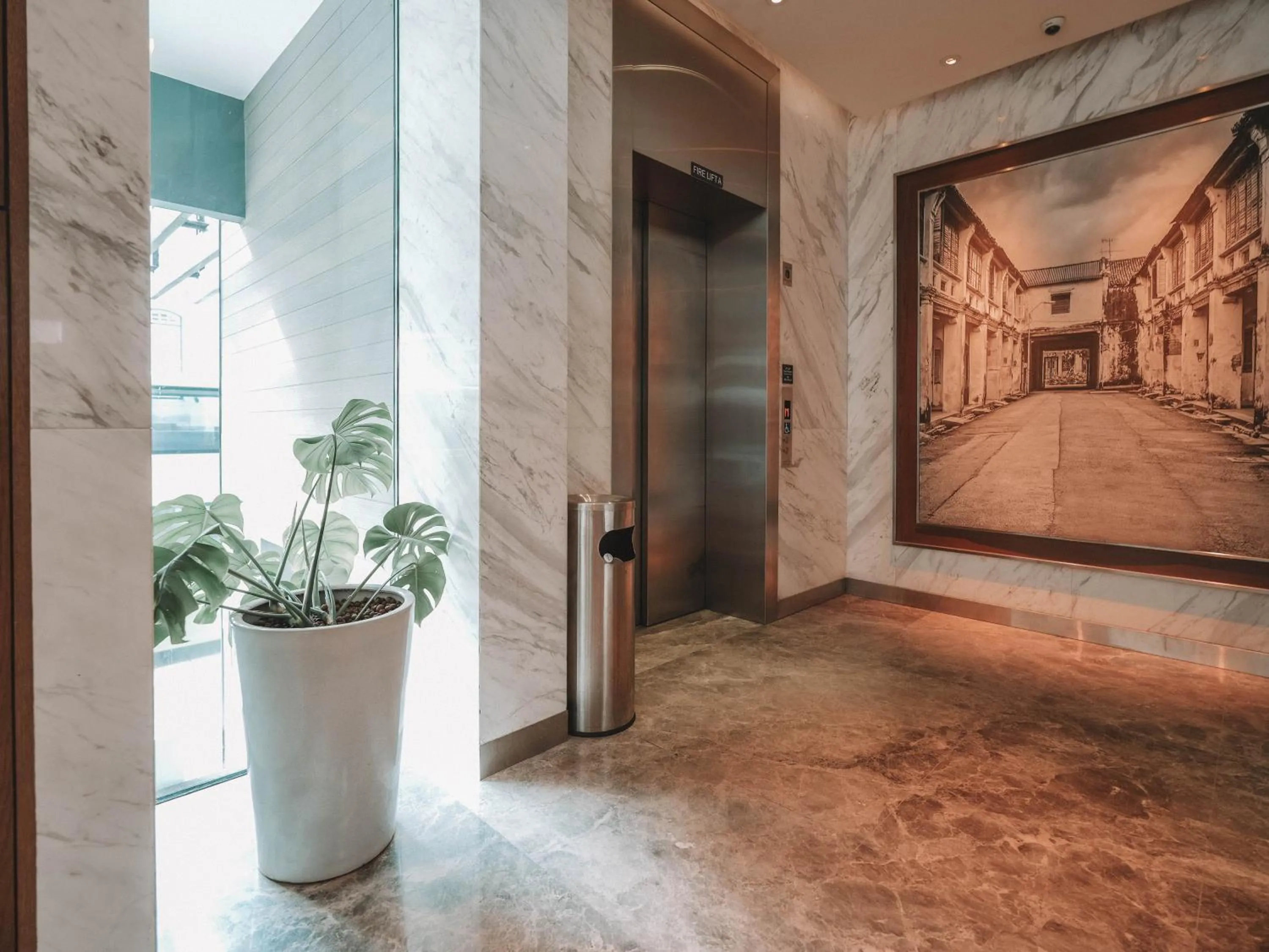 Amrise Hotel Kitchener, Check In 9PM, Check Out 8AM