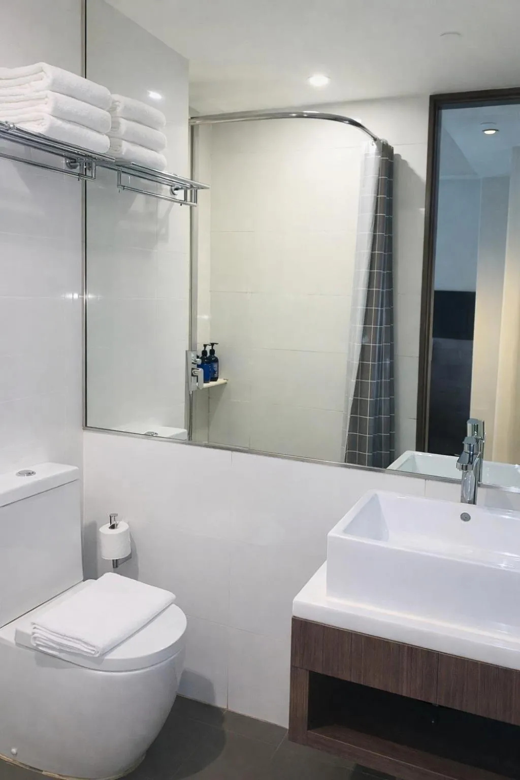 Amrise Hotel Kitchener, Check In 9PM, Check Out 8AM