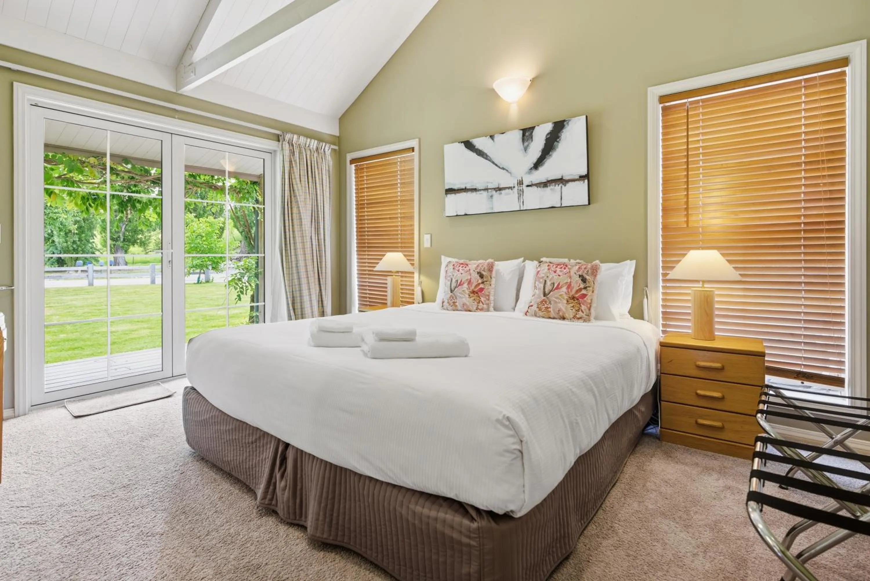 Bedroom, Bed in Arrow Junction Cottage