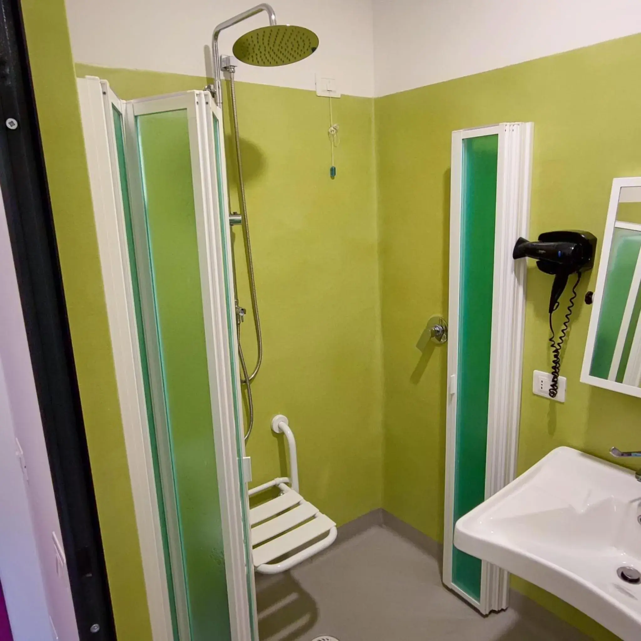 Twin Room - single occupancy - Disability Access in Bohoostel Twin Room - single occupancy - Disability Access in Bohoostel