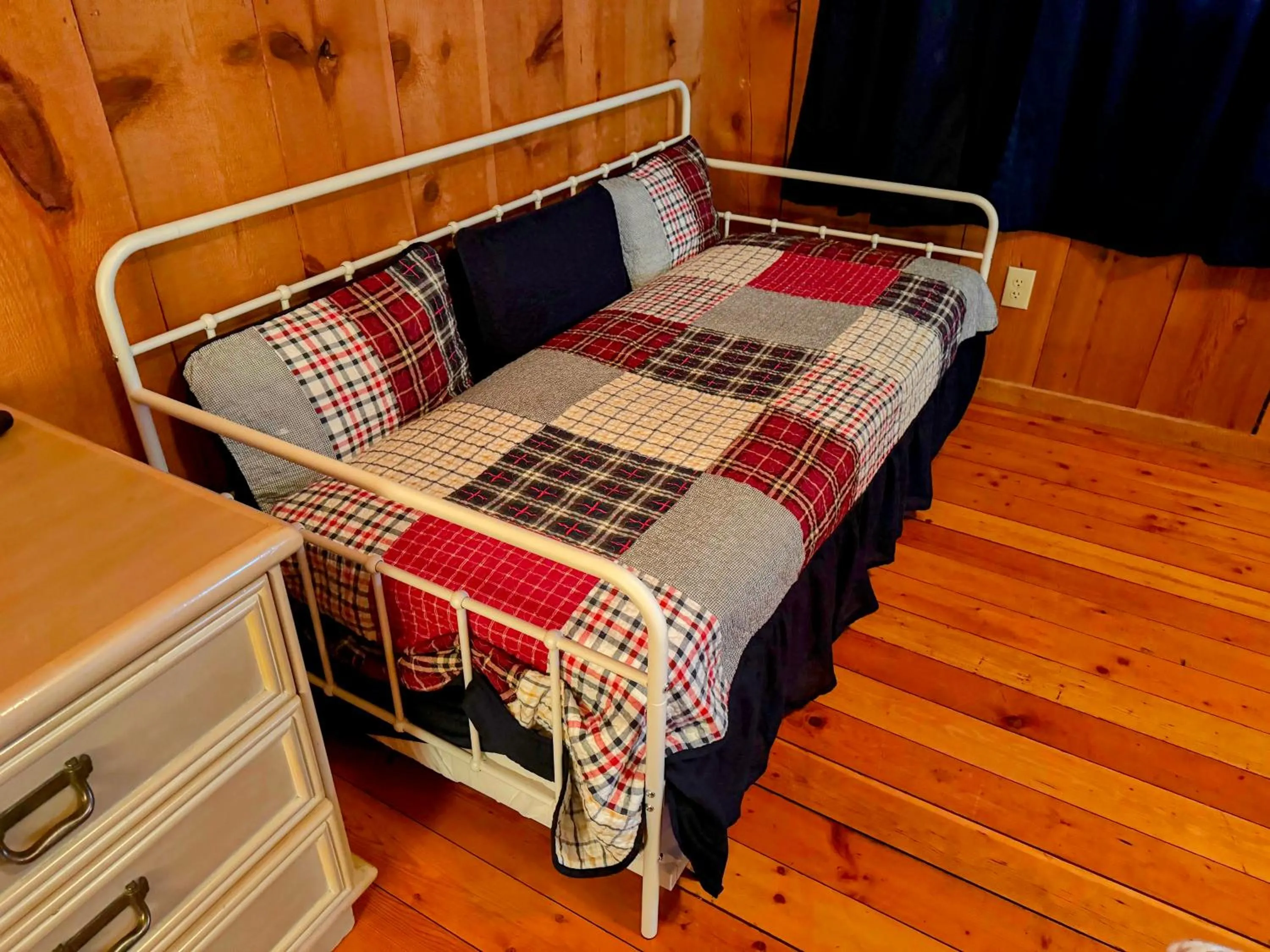 Bed in Trapper's Rendezvous
