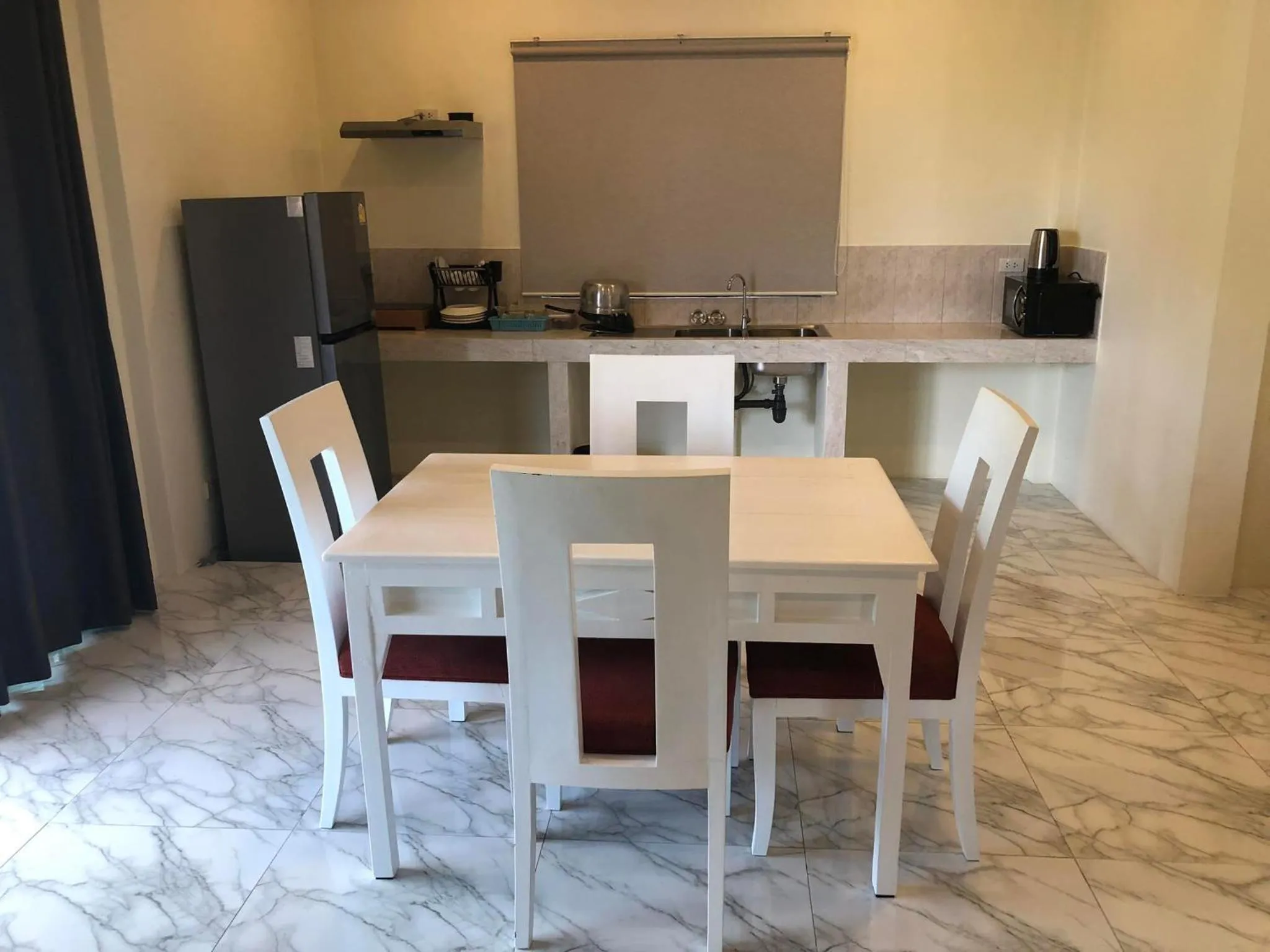 Dining area in M&N Guesthouse Kata