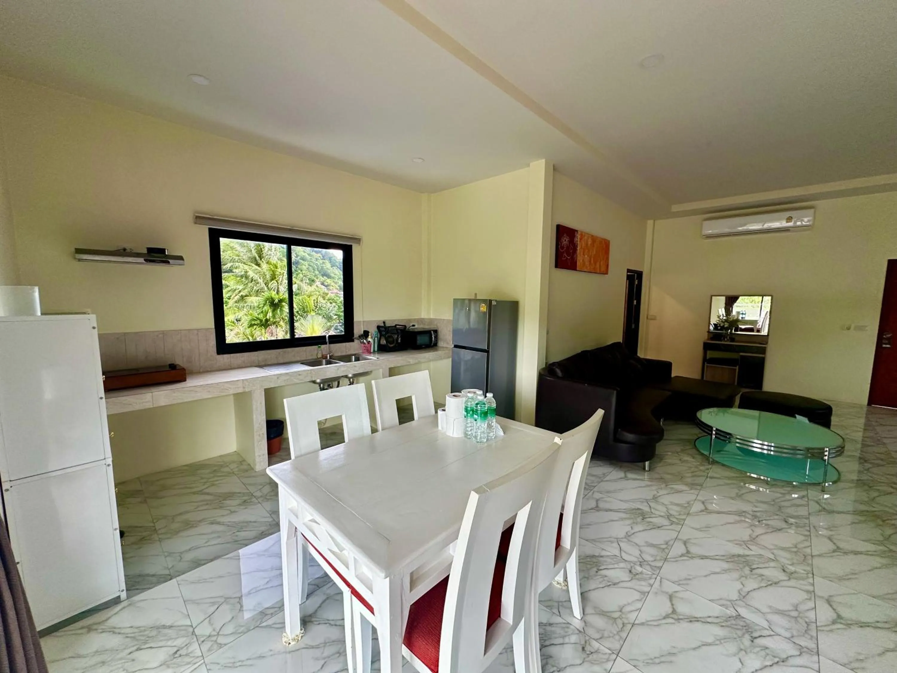 Kitchen or kitchenette in M&N Guesthouse Kata