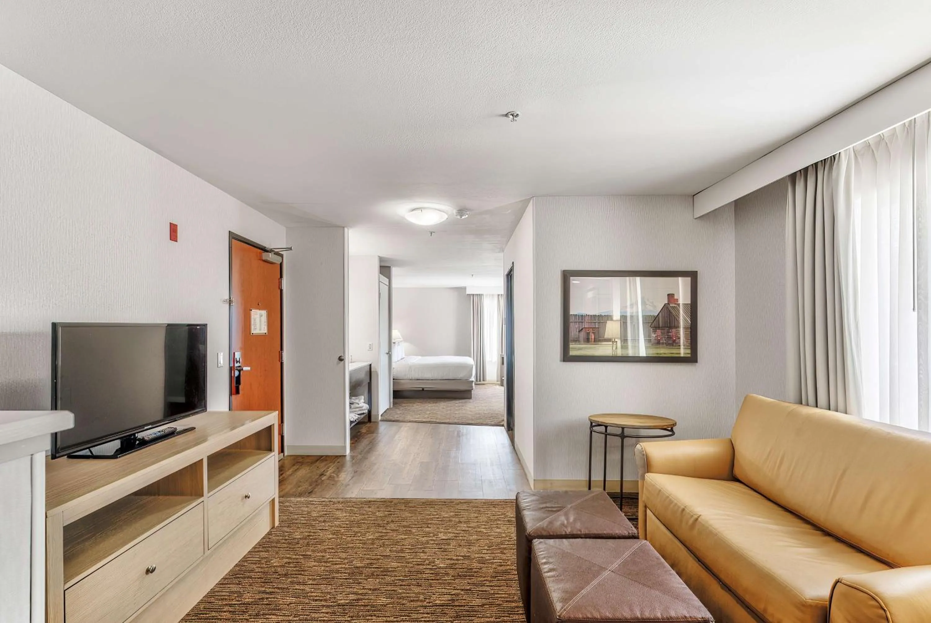 Living room, Bed in DoubleTree by Hilton Vancouver