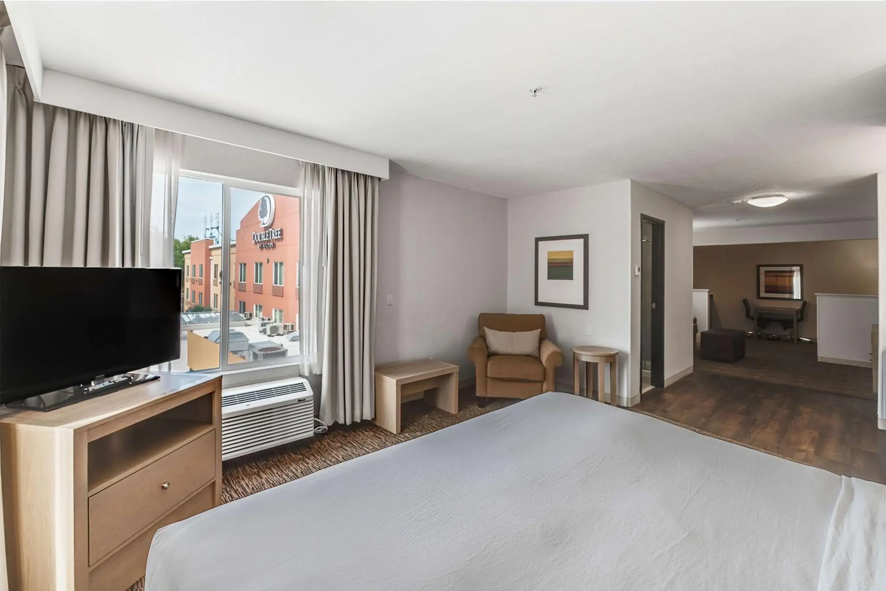 One-Bedroom King Suite in DoubleTree by Hilton Vancouver One-Bedroom King Suite in DoubleTree by Hilton Vancouver