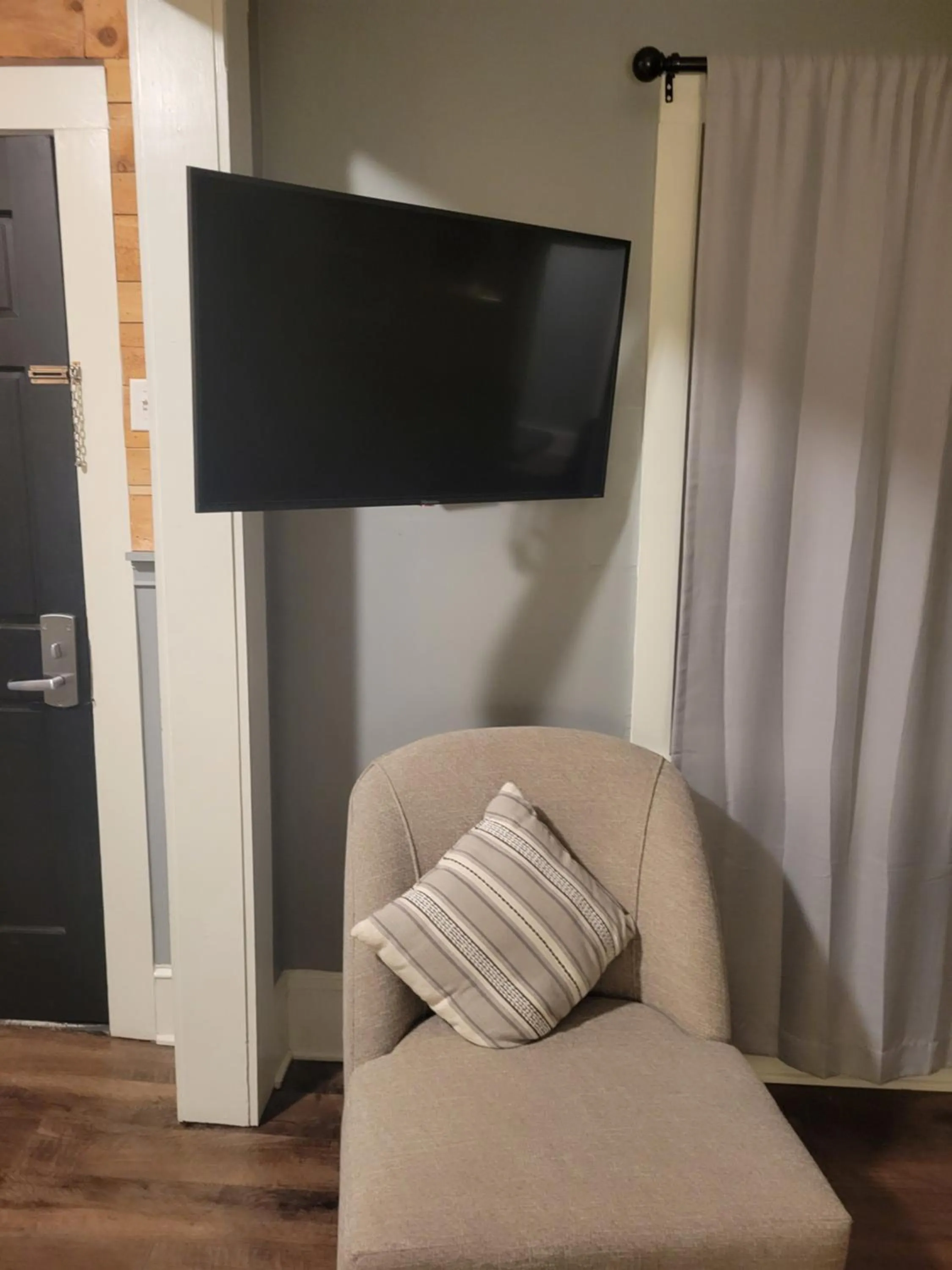 TV and multimedia in Natural Bridge Hotel, Trademark Collection by Wyndham