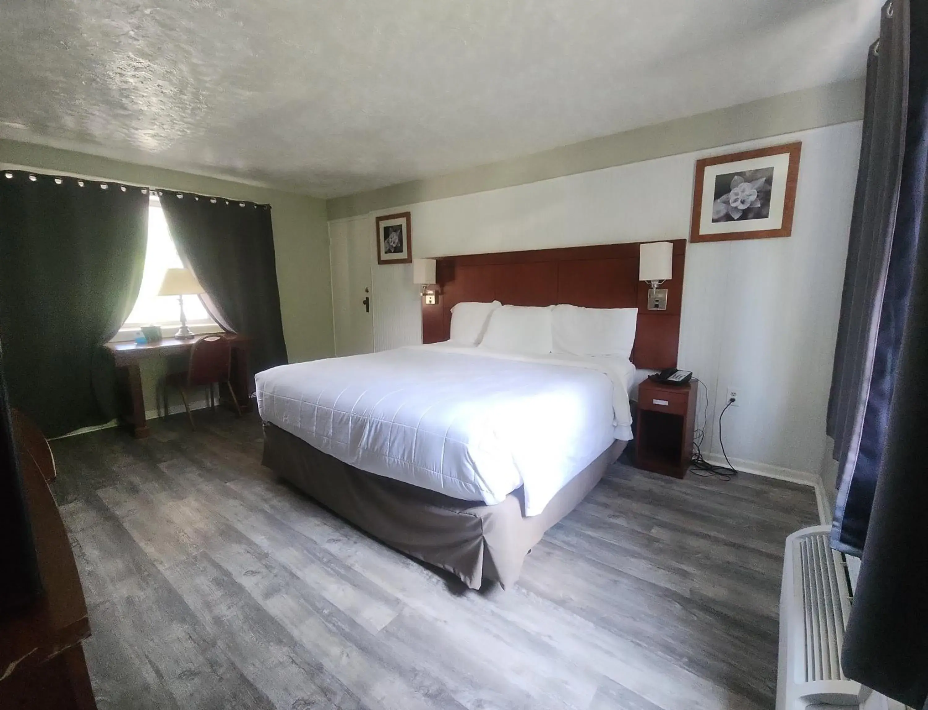 Bed in Natural Bridge Hotel, Trademark Collection by Wyndham Bed in Natural Bridge Hotel, Trademark Collection by Wyndham